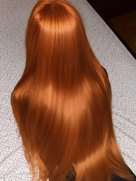 Coloración cobre encendido en cabello largo y liso, de tono anaranjado uniforme y muy luminoso