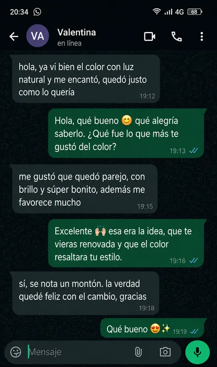 Captura de una conversación de WhatsApp: Valentina cuenta que vio el color con luz natural y le encantó, que quedó parejo, con brillo y que la favorece mucho
